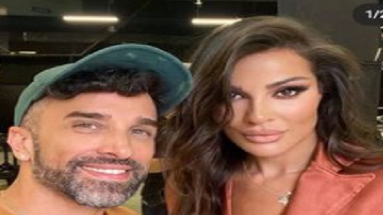 صورة لممثلة لبنانية شهيرة مع خبير تجميل إسرائيلي في دبي