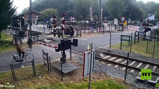 فيديو .. فتاة تنجو بأعجوبة من حادث دهس قطار سريع في هولندا