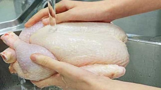 خبراء يحذرون من غسل الدجاج واللحوم بالماء (التفاصيل والمخاطر) 