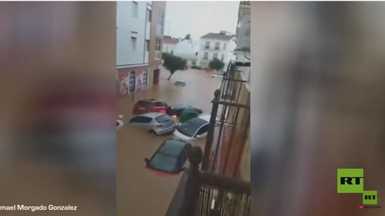  شاهد.. غرق عشرات السيارات أثر فيضانات في إسبانيا