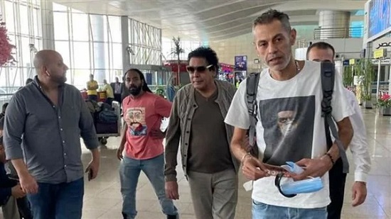 نافيًا تدهور صحته.. محمد منير يغادر مطار القاهرة متجهًا إلى إسبانيًا