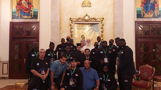 البابا ثيودروس يستقبل ممثل الاتحاد السوداني لكرة السلة والرياضيون السودانيون يمنحونه درع تذكاري