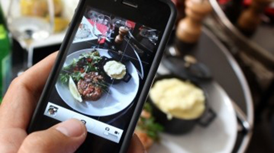 نشر صور طعامك على مواقع التواصل الاجتماعي يجعلك تأكل أكثر