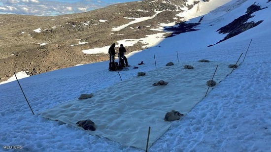 نشر القماش على جزء من الجبل وأثبت نجاعة في منع ذوبان الثلج