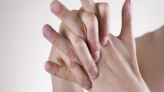 6 أضرار لـ طقطقة الأصابع.. وإليك كيفية تجنب هذه العادة