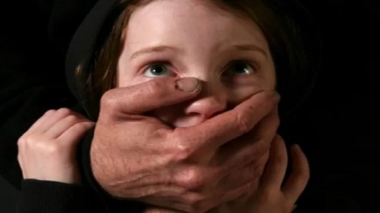 صحيفة فرنسية عن اعتداء رجال دين على الاطفال : عار 