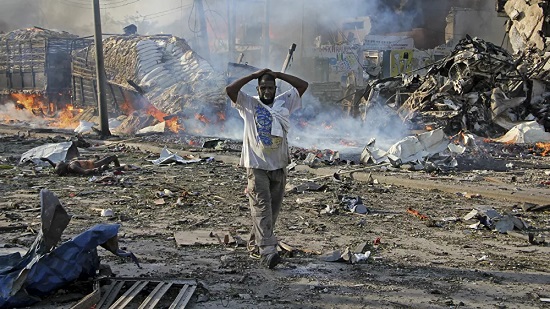 حركة الشباب تغتال ضابطا رفيعا في الاستخبارات الصومالية وحراسه بتفجير سيارته