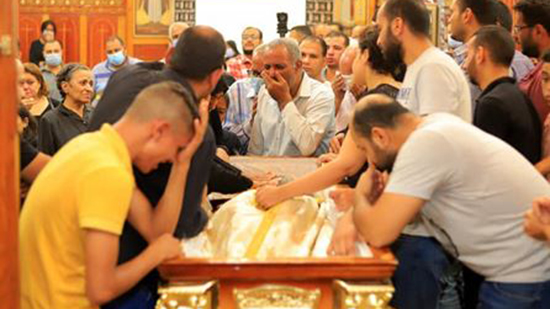 بالصور.. الأنبا مكاريوس يترأس صلاة جنازة القمص يواقيم سامي بالمنيا