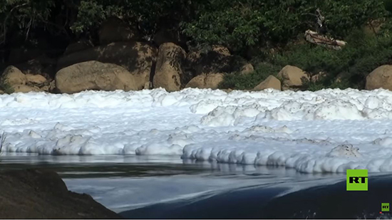 فيديو .. كارثة الاسماك نفقت والمياه تلوثت .. رغوة سامة تغطي أحد أكبر الأنهار في البرازيل
