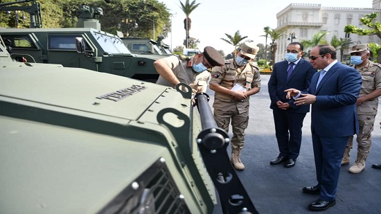  الرئيس يتفقد المركبات المدرعة المطورة من القوات المسلحة
