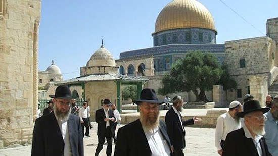 لوموند : اليهود يواصلون منع الصلاة في باحة المسجد الأقصى
