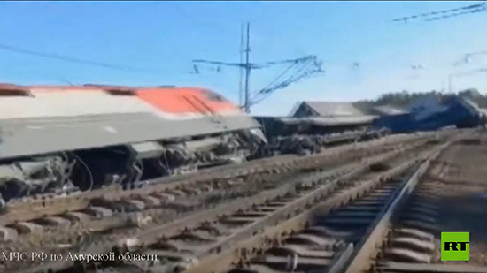 فيديو .. قتيلان وانحراف عربات عن المسار جراء اصطام قطار بشاحنة في روسيا 