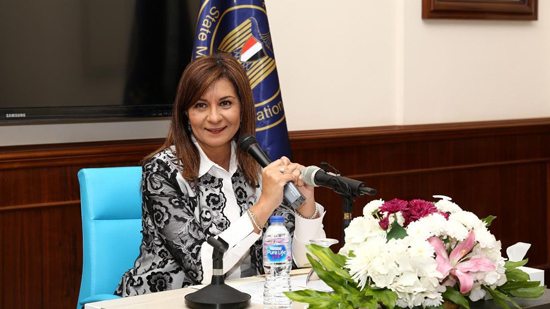 السفيرة نبيلة مكرم: فتح غرفة عمليات لمتابعة المصريين في السودان وتخصيص بريد إلكتروني لتلقي أي استفسارات 