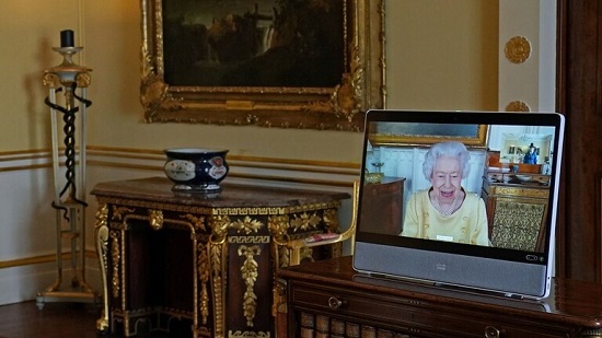 مبتسمة وترتدي فستانا أصفر.. الملكة إليزابيث الثانية تعاود نشاطاتها الرسمية بعد نقاهة في المستشفى