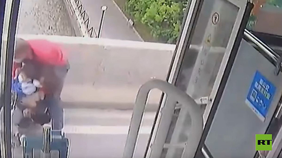 فيديو .. سائق شجاع ينقذ شخصين من الانتحار في آخر لحظة 