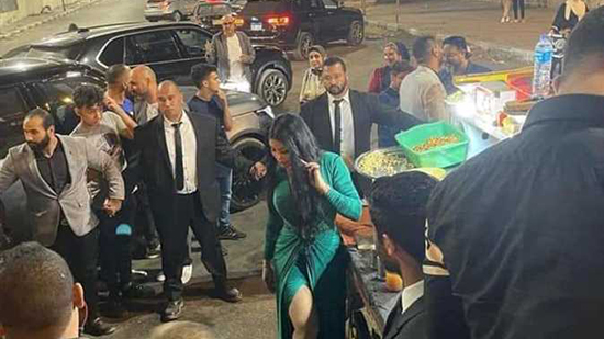 إلى جوار عربة ترمس .. صور لـ هيفاء وهبي بعد إحيائها أول حفلاتها في بورسعيد (صور)