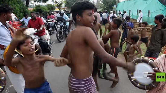  فيديو .. الهنود يتراشقون بروث الأبقار ضمن مهرجان 