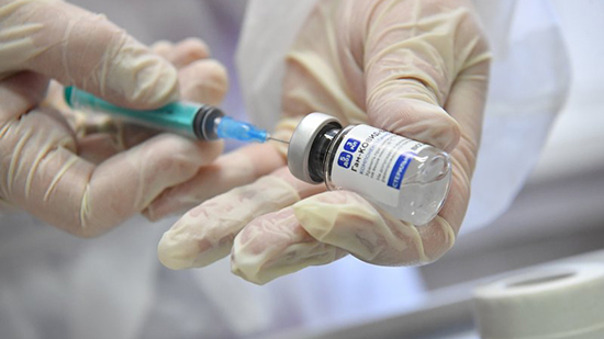 الصحة تنفي وجود أزمة في توفير سرنجات التطعيم بلقاحات فيروس كورونا