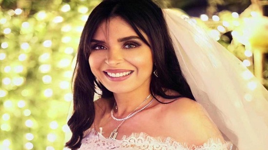 دينا بفستان الزفاف: مفيش أحلى من الزواج