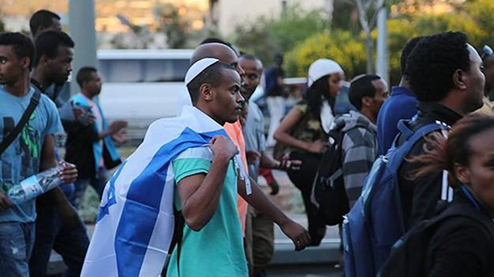لوموند : الغضب يجتاح اليهود الإثيوبيون من حكومة تل ابيب .. 