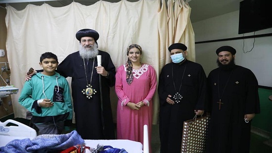  بالصور : الانبا فام اسقف شرق المنيا يزور مستشفى للأطفال 57357
