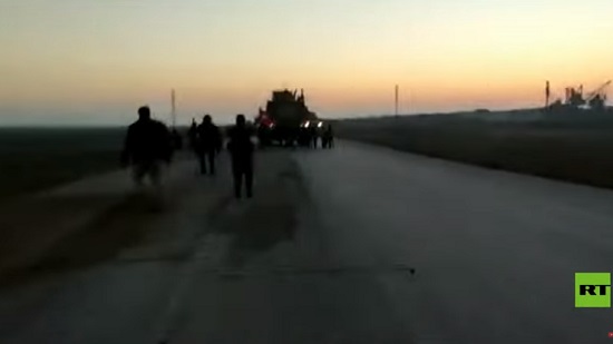 فيديو .. سوريون يرشقون دورية امريكية بالحجارة ويمنعونها من العبور 