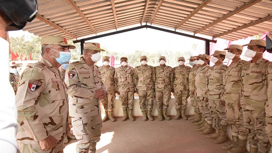 وزير الدفاع يتفقد معسكر إعداد مقاتلى شمال سيناء ورجال الجيش الثانى الميدانى