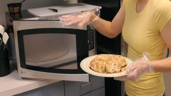 10 أطعمة تصبح سامة عند إعادة تسخينها في الميكروويف.. أبرزها البطاطس