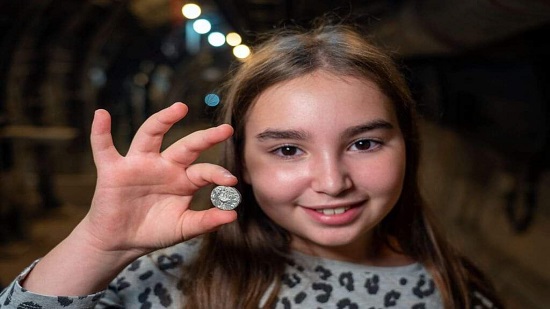 اسرائيل : الطفلة ليئيل عثرت على عملة فضية نادرة يعود تاريخها إلى 2,000 عام في اورشليم