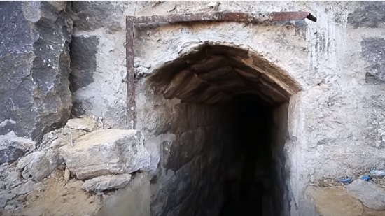 فيديو .. اكتشاف نفق اثري حجري في بلدة لبنانية بعد جفاف منبعها 