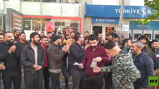 أصحاب المحال التجارية في ديار بكر يحتجون على خلفية انهيار الليرة التركية