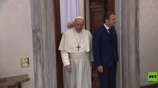  شاهد.. البابا فرانسيس يستقبل الرئيس الفرنسي في الفاتيكان