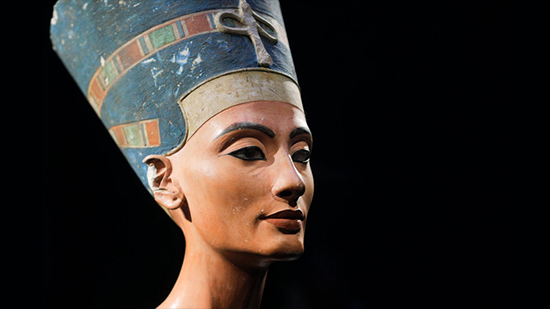 فى مثل هذا اليوم.. اكتشاف تمثال الملكة الفرعونية نفرتيتي زوجة الفرعون إخناتون في منطقة تل العمارنة بالمنيا في جنوب مصر