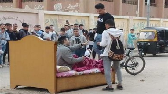 ضبط شابين وضعا سريرا في الشارع أمام معهد فتيات بالدقهلية.. بيقلدوا كليب شيماء