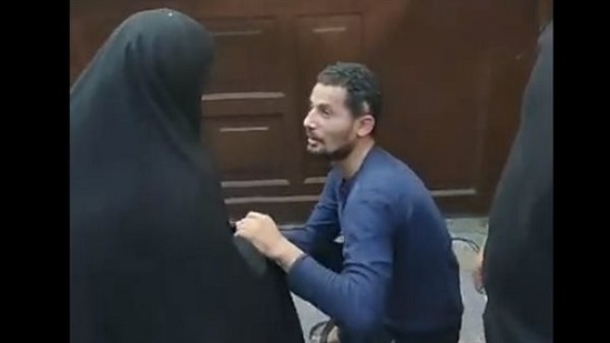 والدة سفاح الإسماعيلية قبل الحكم عليه: عايزة الناس ترحمه وتديله فرصة ثانية