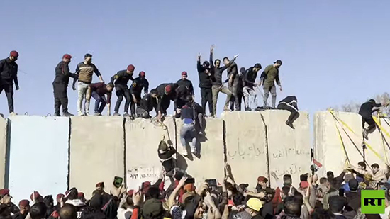 فيديو .. متظاهرون عراقيون يقتحمون المنطقة الخضراء من جديد والسلطات تنشر قواتها 