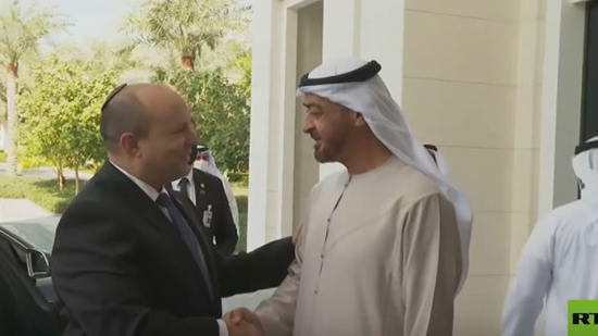 فيديو .. ولي عهد ابو ظبي يستقبل رئيس وزراء اسرائيل 