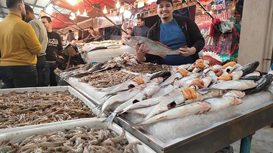  إقبالا كبيرا من المواطنين و من المحافظات الأخرى على سوق الأسماك الجديد ببور سعيد  