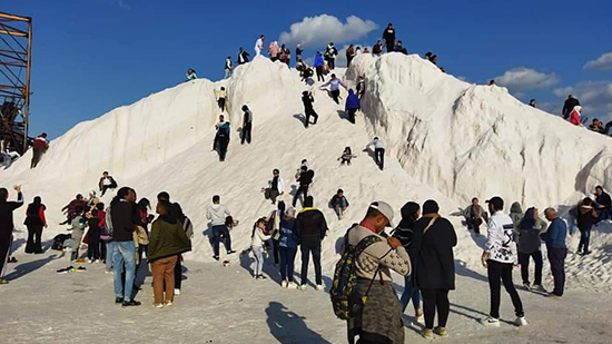 اقبال كبير على جبال الملح في بورفؤاد لالتقاط الصور التذكارية