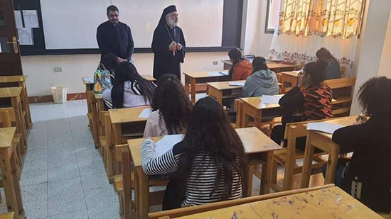 مطران المنيا يتابع سير الامتحانات بمعهد التربية الدينية 