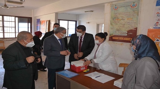 محافظ المنيا يطلق حملة التطعيم ضد مرض شلل الأطفال من المركز الطبي