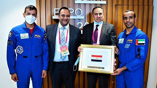 رائد فضاء يزور الجناح المصرى باكسبو دبي ويسلم علم مصر الذى صاحبه في مهمته إلى محطة الفضاء الدولية