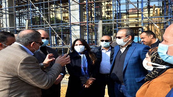  بالصور محافظ القاهرة ومساعد أول رئيس الوزراء يتفقدان أعمال تطوير حدائق الفسطاط وساحة جامع عمرو بن العاص