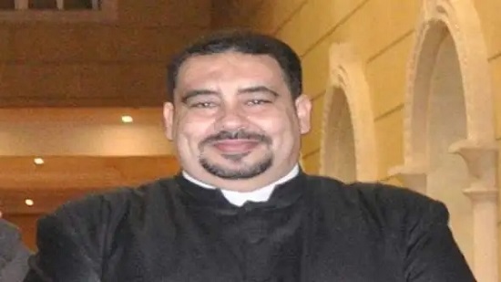  الاب أنجليوس مسعود راعي كاتدرائية العائلة المقدسة للأقباط الكاثوليك بالكويت
