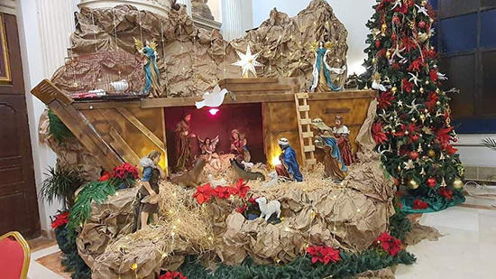 ليقضي الطفل يسوع على طوفان كورونا.. مغارة ميلاد بكنيسة قلب يسوع تشبه سفينة نوح