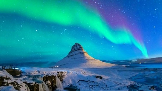 مدينة أوروبية تشهد الشفق القطبي الأول في 2022: «السما لونها أخضر»