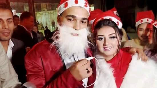 محمد ونظيمة يحتفلان بزفافهما بملابس سانتا كلوز بعد قصة حب 8 سنوات