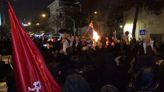 فيديو .. إحراق العلمين الامريكي والاسرائيلي في ايران والقاء البيض على مبنى سفارة سويسرا 