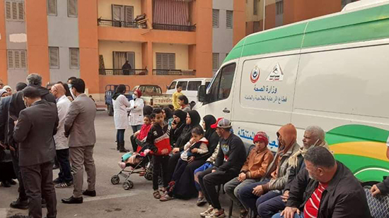 طبيب مصري بالخارج يشارك في توقيع الكشف الطبي لعدد من  سكان الأسمرات 