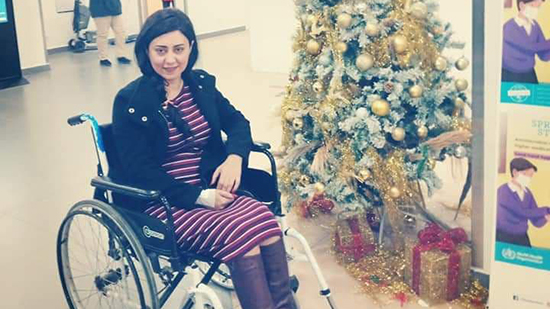 مذيعة CTV  تنشر صورة لها وهي جالسة على كرسي متحرك وتوجه رسالة امل 